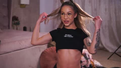 nyrobinova online show from 01/30/25, 04:16