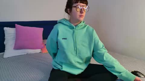 hey hey i am Lora and im new here hope to have some good time here 3 online show from 01/06/26, 02:10