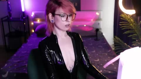 Snapshot of obedientt_ chatting on 05/15/26, 07:48 Moonlight online show from 05/15/26, 07:48