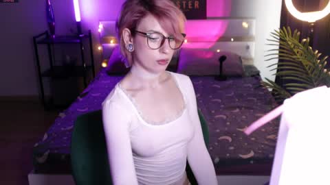 Snapshot of obedientt_ chatting on 05/20/26, 07:47 Moonlight online show from 05/20/26, 07:47