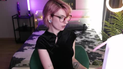 Snapshot of obedientt_ chatting on 05/23/26, 12:53 Moonlight online show from 05/23/26, 12:53