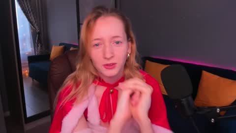 Snapshot of oddlyfamiliar chatting on 12/25/24, 09:45 Call me Bee online show from 12/25/24, 09:45