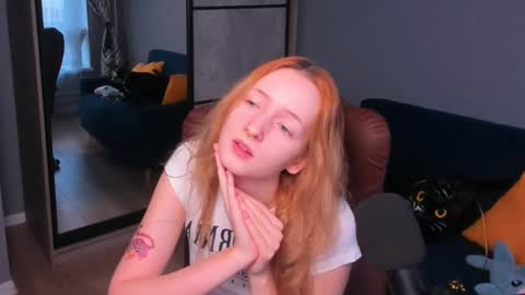 Snapshot of oddlyfamiliar chatting on 02/11/25, 01:51 Call me Bee online show from 02/11/25, 01:51