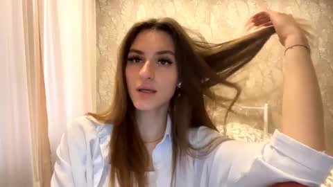 Mia online show from 10/22/25, 10:04