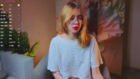 Snapshot of odelyncure chatting on 12/22/25, 11:07 Lynna online show from 12/22/25, 11:07