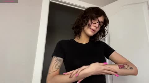 Snapshot of odettehatt chatting on 04/19/26, 04:56 Thea online show from 04/19/26, 04:56
