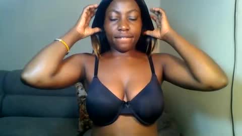 Snapshot of odrienna chatting on 04/23/26, 01:02 odrie online show from 04/23/26, 01:02