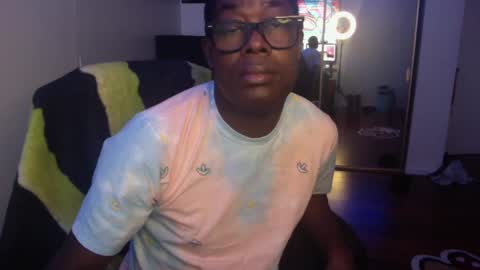 Snapshot of officialmoneyxxx chatting on 12/05/24, 05:39 Money online show from 12/05/24, 05:39