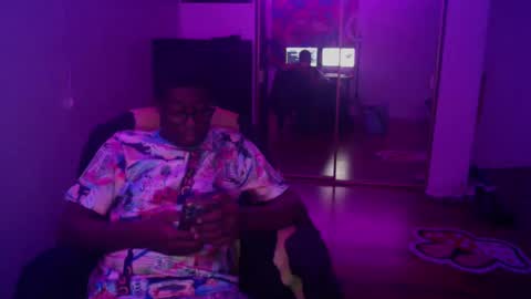 Snapshot of officialmoneyxxx chatting on 12/10/24, 05:07 Money online show from 12/10/24, 05:07