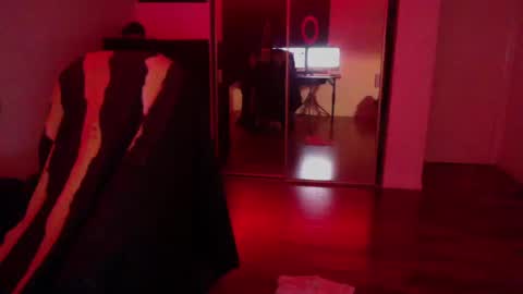 Snapshot of officialmoneyxxx chatting on 10/20/25, 10:27 Money online show from 10/20/25, 10:27