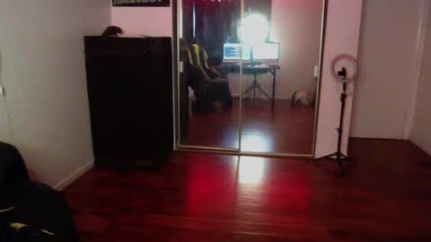 Snapshot of officialmoneyxxx chatting on 10/27/25, 05:39 Money online show from 10/27/25, 05:39