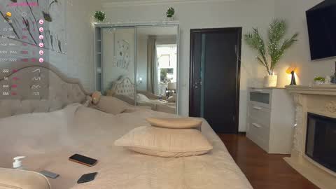 Julie online show from 02/24/25, 07:11