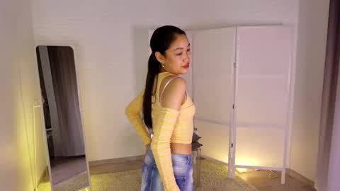 Snapshot of oh_laura chatting on 10/22/25, 02:06 Laura online show from 10/22/25, 02:06