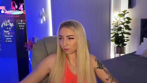 Snapshot of ohmyemma chatting on 11/05/25, 02:00 Emma online show from 11/05/25, 02:00