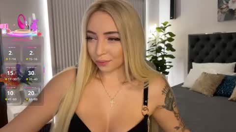 Snapshot of ohmyemma chatting on 11/06/25, 01:17 Emma online show from 11/06/25, 01:17