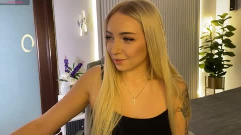 Snapshot of ohmyemma chatting on 11/15/25, 02:09 Emma online show from 11/15/25, 02:09