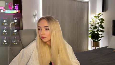 Snapshot of ohmyemma chatting on 11/25/25, 01:16 Emma online show from 11/25/25, 01:16