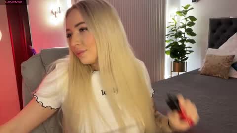 Snapshot of ohmyemma chatting on 11/26/25, 01:17 Emma online show from 11/26/25, 01:17