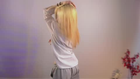 Snapshot of ohpeliadark chatting on 03/24/26, 01:27 Emi and Ohpi online show from 03/24/26, 01:27