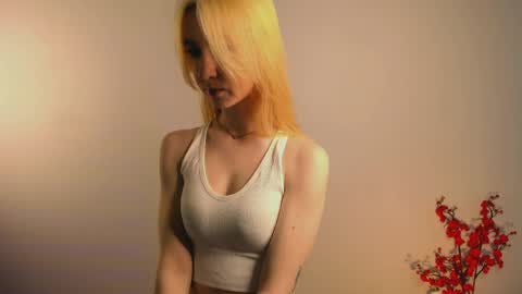 Snapshot of ohpeliadark chatting on 04/03/26, 12:36 Emi and Ohpi online show from 04/03/26, 12:36