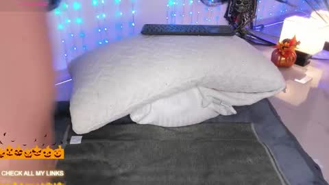 Snapshot of ohyesly_ chatting on 10/23/25, 10:47 ohyesly_ online show from 10/23/25, 10:47