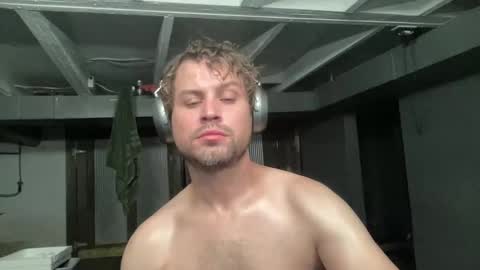 Snapshot of oilyexhibslut chatting on 10/17/25, 02:15 oilyexhibslut online show from 10/17/25, 02:15