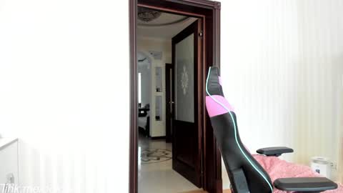 Snapshot of oksanafedorova chatting on 09/18/25, 01:02 Welcome to my fans page online show from 09/18/25, 01:02