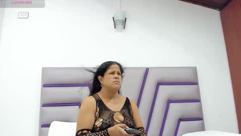 Snapshot of olaia_ chatting on 02/20/26, 12:05 Olaia online show from 02/20/26, 12:05