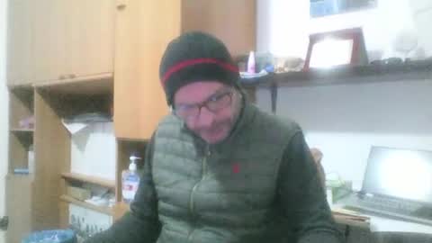 Snapshot of olak21 chatting on 11/23/25, 04:51 olak21 online show from 11/23/25, 04:51