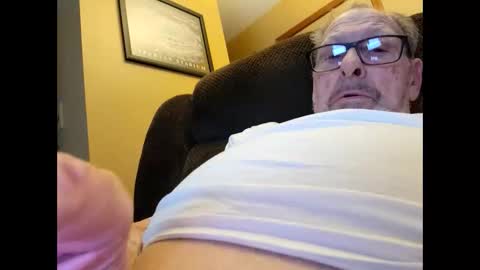 Snapshot of oldaddy2 chatting on 11/29/25, 04:15 oldaddy2 online show from 11/29/25, 04:15