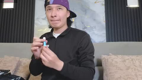 Snapshot of oli_di_tore chatting on 04/21/26, 12:11 oli_di_tore online show from 04/21/26, 12:11