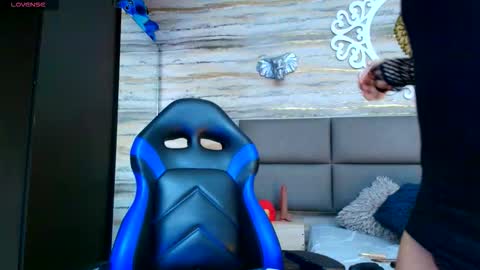 Snapshot of oliver__brown chatting on 11/28/25, 09:50 Oliver online show from 11/28/25, 09:50