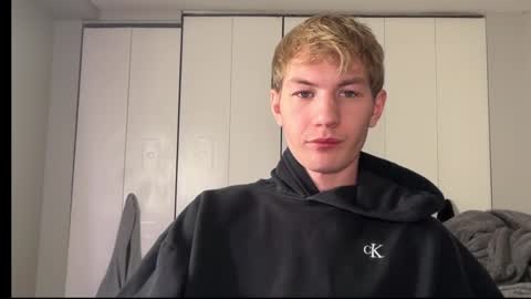 Snapshot of oliver_beck chatting on 12/14/24, 02:45 Oliver Beck online show from 12/14/24, 02:45