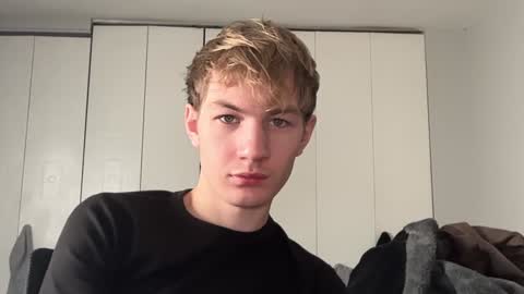 Snapshot of oliver_beck chatting on 12/17/24, 07:37 Oliver Beck online show from 12/17/24, 07:37