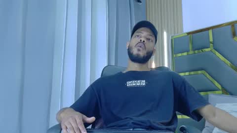 Snapshot of oliver_bigblack_cock chatting on 03/22/26, 05:38 Oliver online show from 03/22/26, 05:38