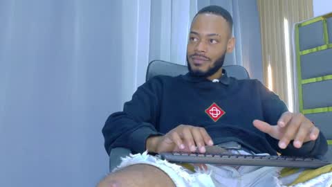 Snapshot of oliver_bigblack_cock chatting on 03/30/26, 06:31 Oliver online show from 03/30/26, 06:31