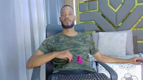 Snapshot of oliver_bigblack_cock chatting on 04/01/26, 07:44 Oliver online show from 04/01/26, 07:44