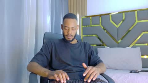 Snapshot of oliver_bigblack_cock chatting on 04/03/26, 05:55 Oliver online show from 04/03/26, 05:55