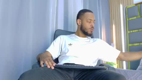 Snapshot of oliver_bigblack_cock chatting on 04/04/26, 07:44 Oliver online show from 04/04/26, 07:44