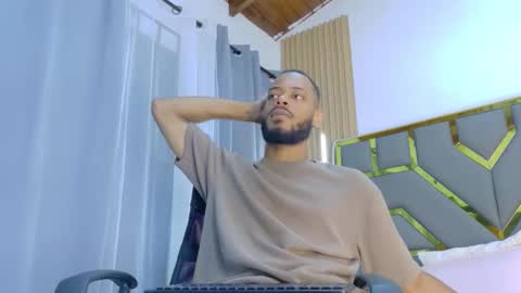 Snapshot of oliver_bigblack_cock chatting on 04/18/26, 07:29 Oliver online show from 04/18/26, 07:29