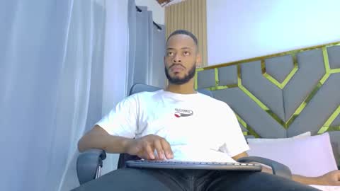 Snapshot of oliver_bigblack_cock chatting on 04/19/26, 06:21 Oliver online show from 04/19/26, 06:21