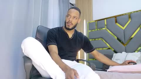 Snapshot of oliver_bigblack_cock chatting on 04/21/26, 06:12 Oliver online show from 04/21/26, 06:12