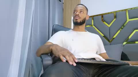 Snapshot of oliver_bigblack_cock chatting on 04/23/26, 06:10 Oliver online show from 04/23/26, 06:10