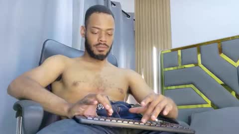 Snapshot of oliver_bigblack_cock chatting on 04/24/26, 06:32 Oliver online show from 04/24/26, 06:32