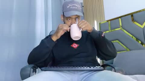 Snapshot of oliver_bigblack_cock chatting on 04/26/26, 05:54 Oliver online show from 04/26/26, 05:54