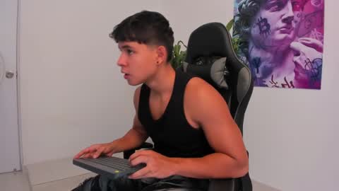 Snapshot of oliver_bray chatting on 12/16/24, 05:00 Oliver bray online show from 12/16/24, 05:00