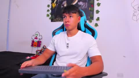 Snapshot of oliver_bray chatting on 12/25/24, 10:59 Oliver bray online show from 12/25/24, 10:59