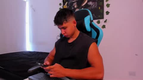 Snapshot of oliver_bray chatting on 01/25/25, 04:57 Oliver bray online show from 01/25/25, 04:57