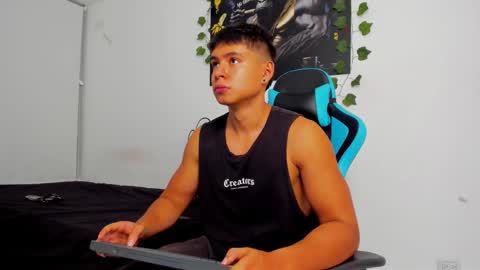 Snapshot of oliver_bray chatting on 01/29/25, 01:05 Oliver bray online show from 01/29/25, 01:05