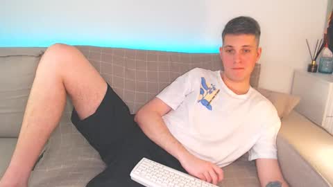 Snapshot of oliver_hort chatting on 01/15/25, 04:00 Oliver online show from 01/15/25, 04:00